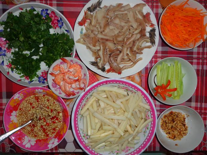 Nguyen lieu goi ngo sen tai heo tom